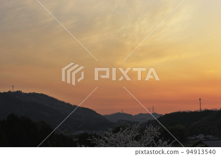 天空和鋼塔被夕陽染紅 94913540