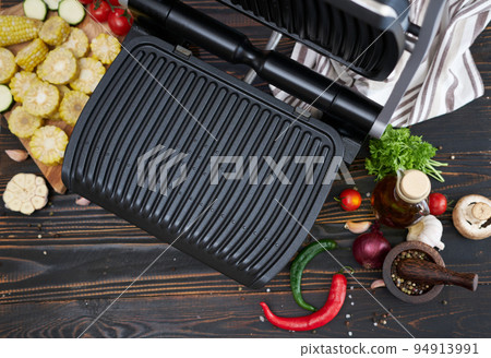 cooking at home on electric grill - sliced corn cobs 94913991