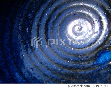 一種陶瓷盤片表面紋理,顯示出靛藍色調和螺旋圖案的宇宙美感。 一種陶瓷盤片表面紋理,顯示出靛藍色調和螺旋圖案的宇宙美感。 94914915