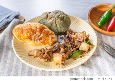 醃製蘑菇和扇貝 醃製蘑菇和扇貝 94915265