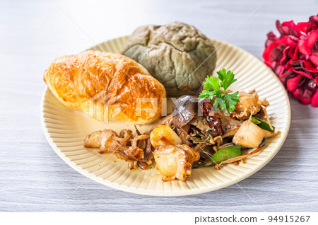 醃製蘑菇和扇貝 醃製蘑菇和扇貝 94915267