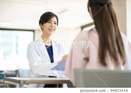 Female doctor, female, doctor, doctor, interview, office worker, stress, industrial doctor interview, stress check, counseling, medical 94915410
