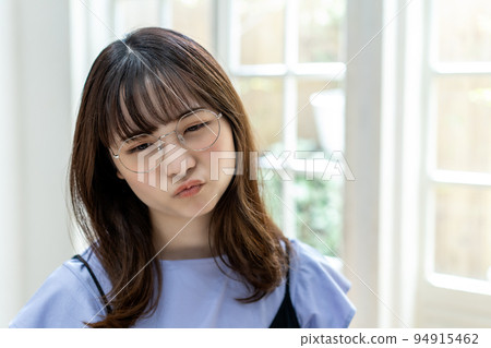 不滿意的臉眼鏡女人 不滿意的臉眼鏡女人 94915462