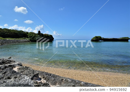 沙灘、海岸線和藍色的大海 94915692