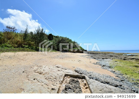 讀谷海、岩石海灘和藍天 讀谷海、岩石海灘和藍天 94915699