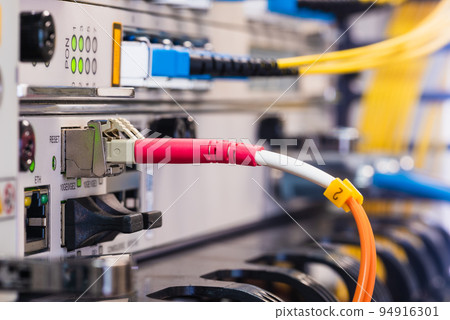 Datacenter Network Devices Switch With Fibre Optical Cable Datacenter Network Devices Switch With Fibre Optical Cable 94916301