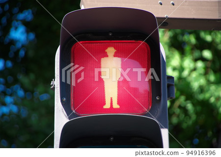 Pedestrian traffic signal with red light ③ 94916396