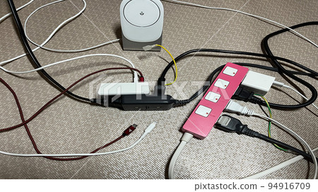 凌亂的電線和插座 凌亂的電線和插座 94916709