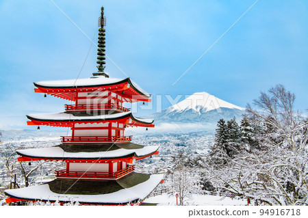 山梨縣新倉山淺間神社～忠靈塔和被雪覆蓋的富士山～ 94916718