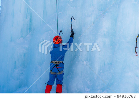 [Winter sports] Ice climbing [Nagano] 94916768