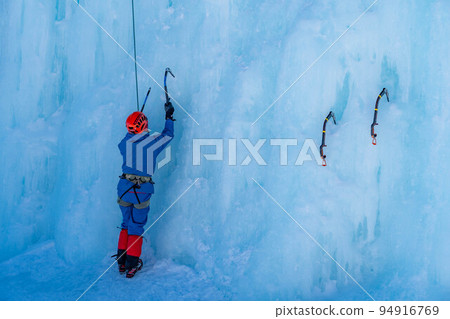 [Winter sports] Ice climbing [Nagano] 94916769