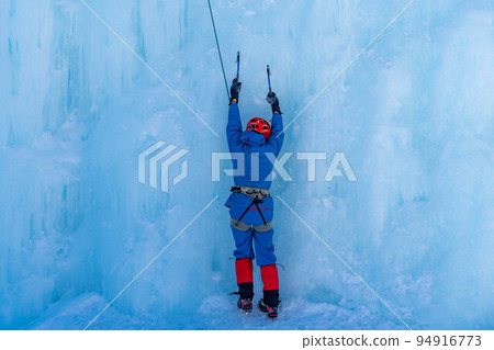 [Winter sports] Ice climbing [Nagano] 94916773