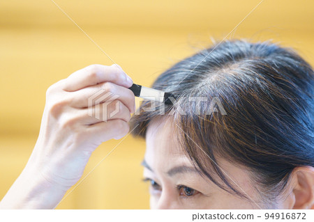 中年婦女為已經長出的白髮著色 過渡到白髮 94916872