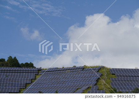 一排太陽能電池板 94916875