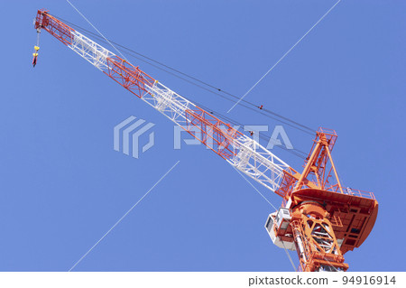 塔式起重機聳立在施工現場 94916914