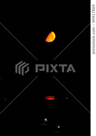 一輪橙色的新月籠罩著豬苗代湖。橘色的光芒照在湖面上,美不勝收。 一輪橙色的新月籠罩著豬苗代湖。橘色的光芒照在湖面上,美不勝收。 94917604