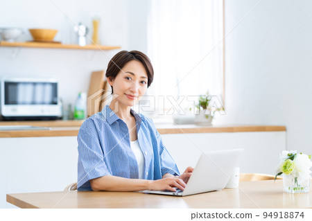 中年婦女在餐廳使用電腦 中年婦女在餐廳使用電腦 94918874