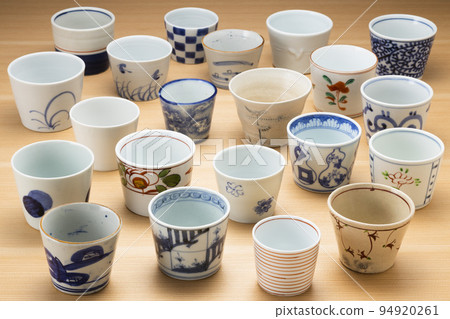 許多有木紋背景的蕎麥麵杯子 94920261