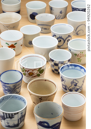 A lot of soba cups with wood grain background 94920262