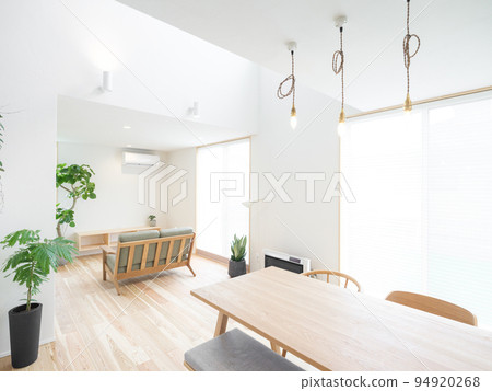 Living room with bright white walls in new house 94920268