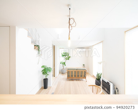 新房子裡有明亮的白色牆壁的客廳 94920273