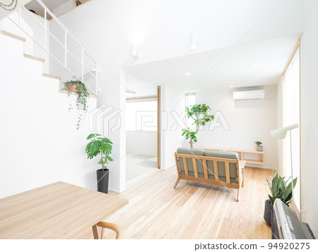 Living room with bright white walls in new house 94920275