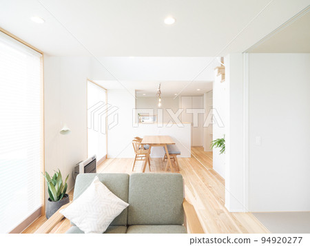 Living room with bright white walls in new house 94920277