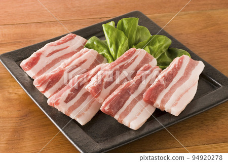 生五花肉裝在黑碗裡 94920278