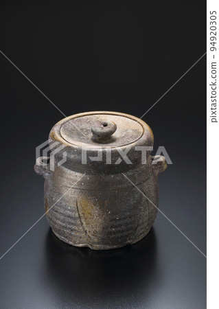 Tea utensils on a black background Mizusashi 94920305