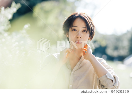 大自然中的女性,可持續的美麗形象 大自然中的女性,可持續的美麗形象 94920339
