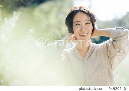 大自然中的女性，可持續的美麗形象 94920340