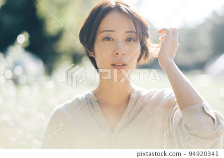 大自然中的女性,可持續的美麗形象 大自然中的女性,可持續的美麗形象 94920341