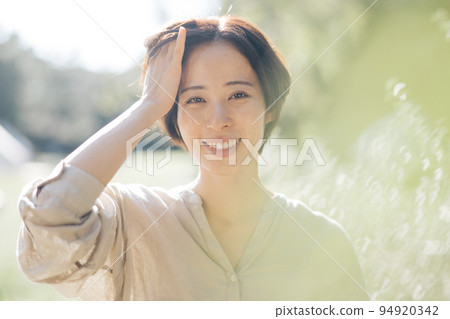 大自然中的女性,可持續的美麗形象 大自然中的女性,可持續的美麗形象 94920342