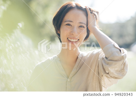 大自然中的女性,可持續的美麗形象 大自然中的女性,可持續的美麗形象 94920343