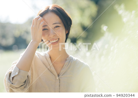 大自然中的女性,可持續的美麗形象 大自然中的女性,可持續的美麗形象 94920344