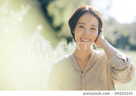 大自然中的女性，可持續的美麗形象 94920345