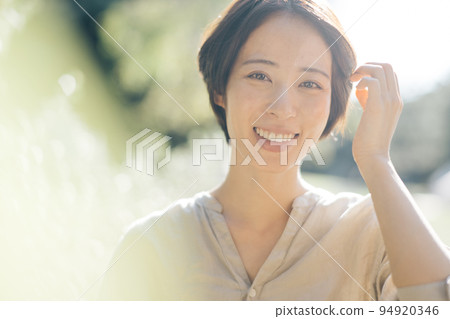 大自然中的女性，可持續的美麗形象 94920346