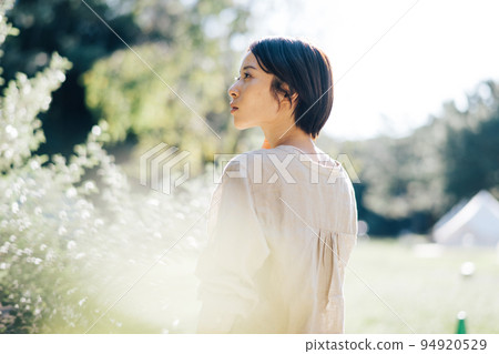 大自然中的女性,可持續的形象 大自然中的女性,可持續的形象 94920529