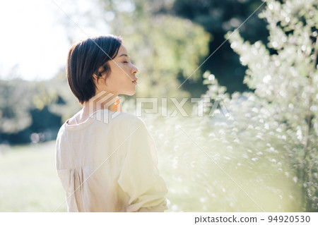 大自然中的女性,可持續的形象 大自然中的女性,可持續的形象 94920530