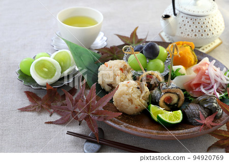 秋刀魚梅紫蘇卷蘑菇飯飯糰一盤秋季一盤飯 秋刀魚梅紫蘇卷蘑菇飯飯糰一盤秋季一盤飯 94920769