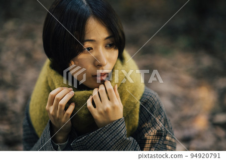 穿外套的捷徑女人 94920791
