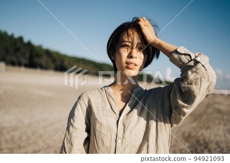 woman portrait on the beach woman portrait on the beach 94921093