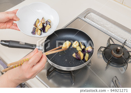 [Make the eggplant deep-fried in soy sauce. Put the fried eggplant on a plate] 94921271