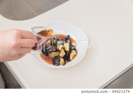 [Make the eggplant deep-fried with soy sauce. Add the noodle soup to the stir-fried eggplant.] 94921274