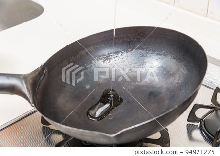 [Make mapo eggplant, soak the oil in a wok] 94921275