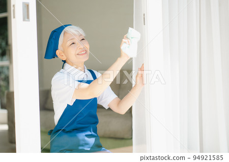 清潔窗戶的管家高級婦女 清潔窗戶的管家高級婦女 94921585