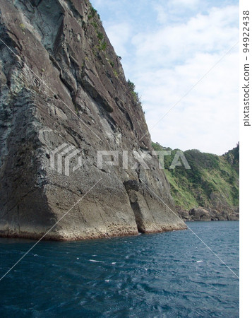 This is a landscape photo of the shore fishing reef point "Takanosu" located at the resumption of Nishiizu-Tsumara and Yoshida on the Izu Peninsula from offshore. 94922438