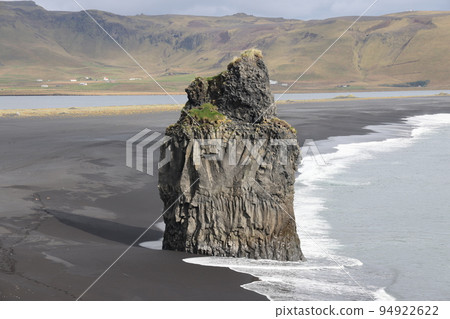 [Iceland] View of Black Sand Beach from Dyrholaey 94922622