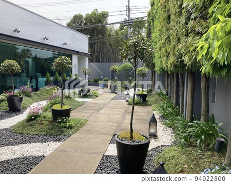 這是一家時尚餐廳的西式花園。 94922800