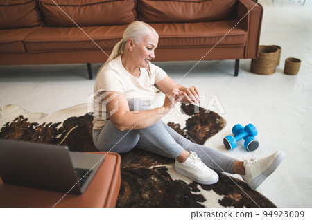 Adult woman preparing for the home workout 94923009